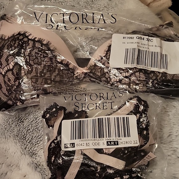 Victoria's secret crotchless lingerie set. Black and pink. 34C and Medium. - Picture 8 of 10